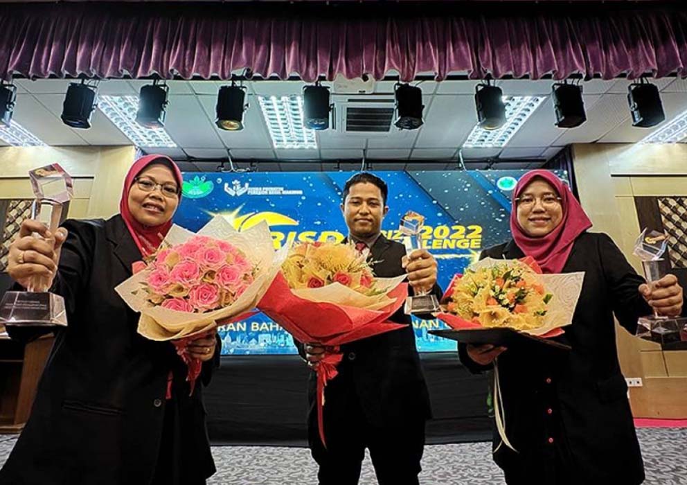 Dari kiri: Noraini, Muhammad Syazwan dan Zalmiah bersyukur dinobatkan sebagai pemenang